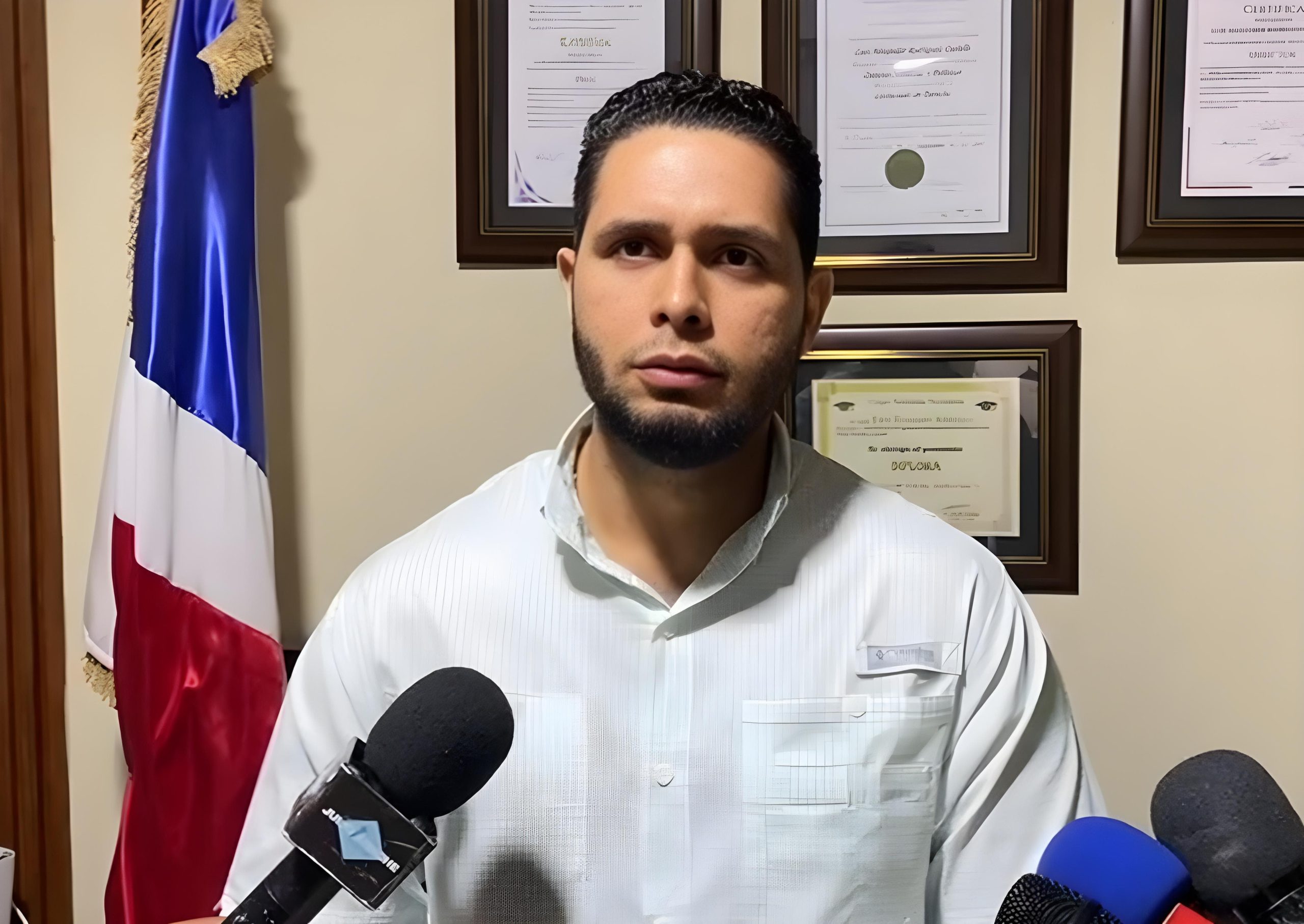 Director de La Otra Banda impone tarifa de RD$75 por hoja para entregar información pública