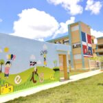 El presidente Luis Abinader rechazó las afirmaciones del expresidente Danilo Medina, quien acusó al gobierno de retroceder en la jornada escolar extendida y de abandonar 11,000 aulas que dejó en construcción.
