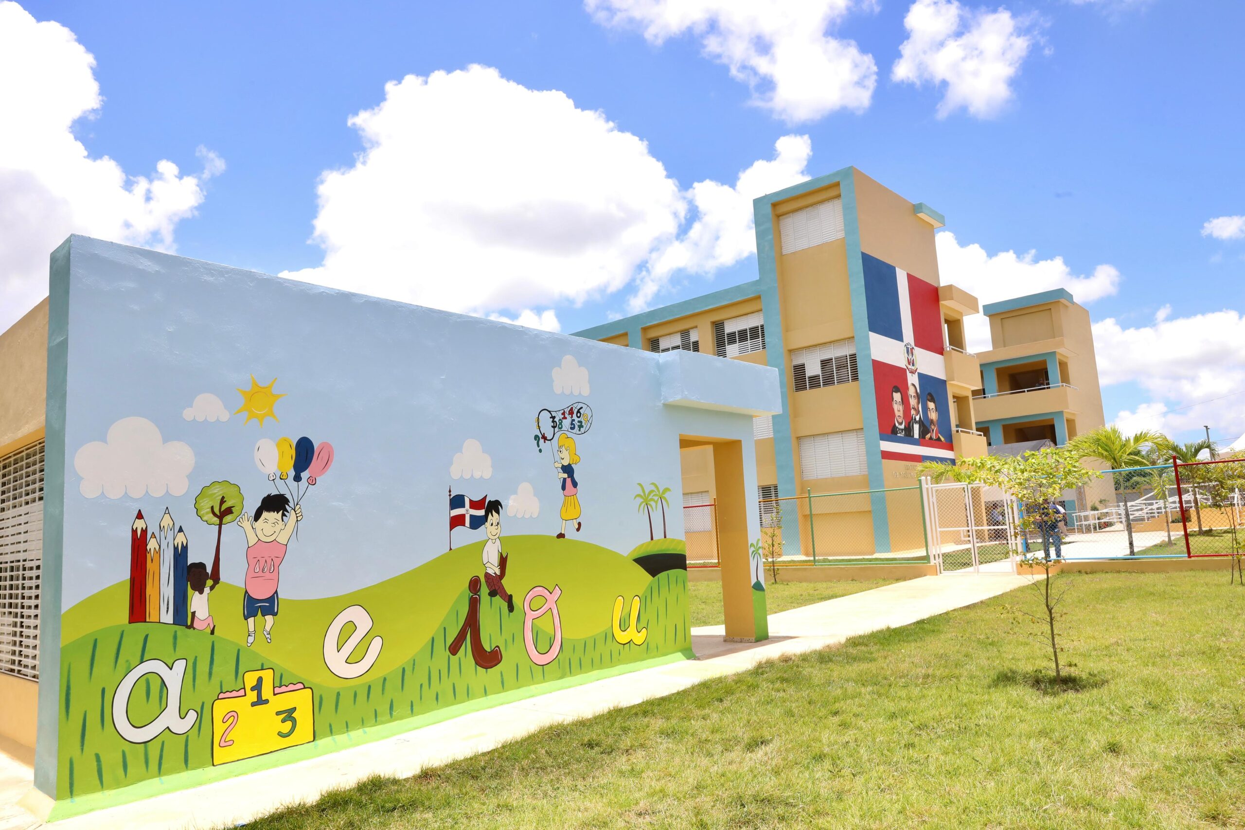 El presidente Luis Abinader rechazó las afirmaciones del expresidente Danilo Medina, quien acusó al gobierno de retroceder en la jornada escolar extendida y de abandonar 11,000 aulas que dejó en construcción.