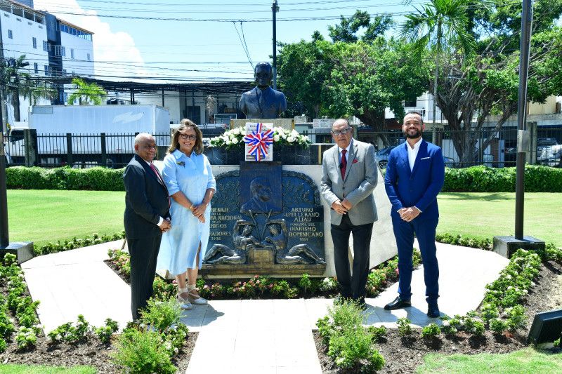 Entregan floral en el busto de don Arturo Pellerano Alfau, quien fundó este medio de comunicación en 1889 / Fuente externa