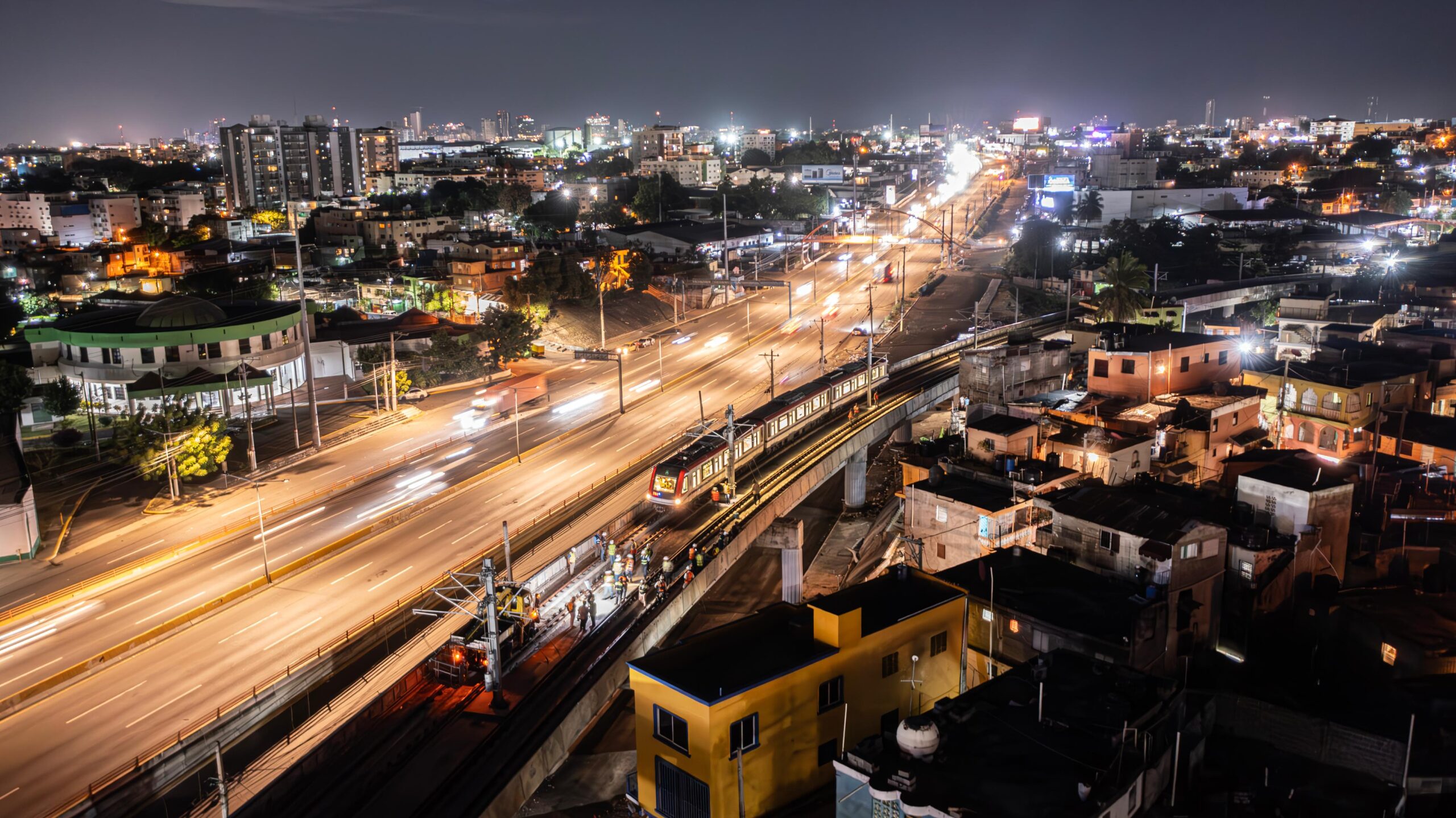 Un tren de la nueva Línea 2C del Metro de Santo Domingo realiza pruebas dinámicas sobre el viaducto en Los Alcarrizos / Fuente externa