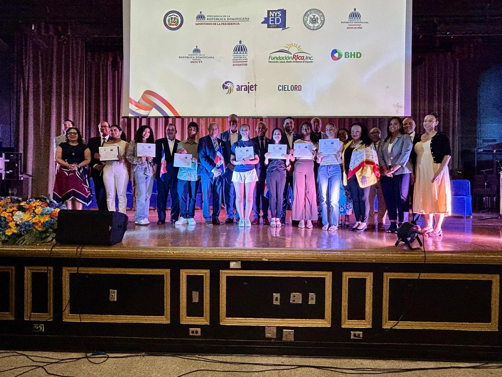 Estudiantes dominicanos meritorios en Nueva York / Fuente externa