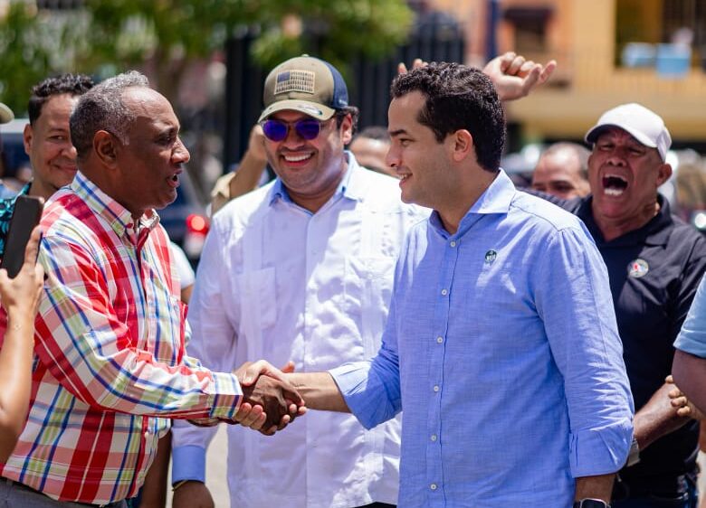 El senador Omar Fernández recorre recintos de votación en las tres circunscripciones del Distrito Nacional durante las elecciones internas de la Dirección Central de la Fuerza del Pueblo