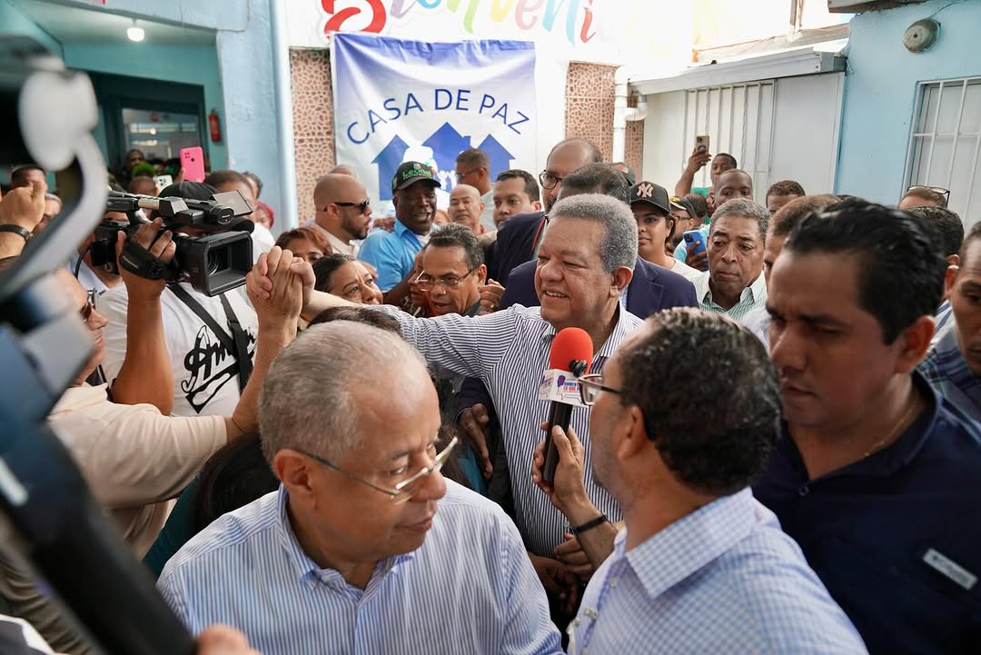 Leonel Fernández recorre los centros de votación durante el Congreso Manolo Tavárez Justo, donde destacó la masiva y entusiasta participación de la militancia de la Fuerza del Pueblo