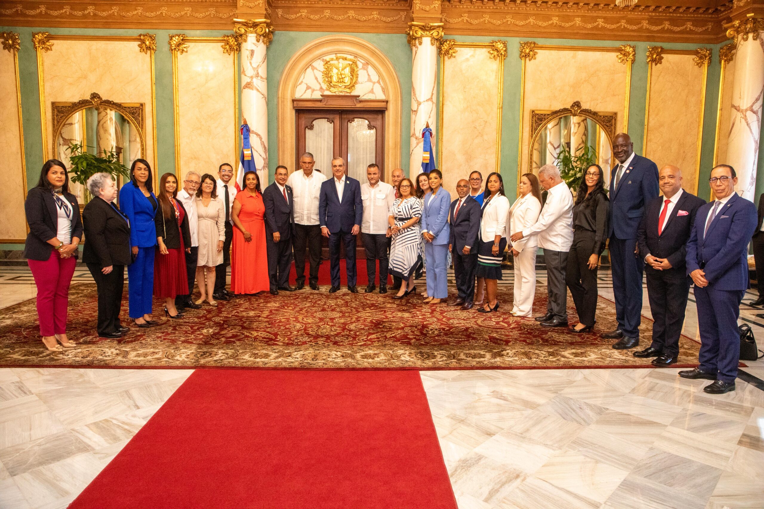 . El presidente Luis Abinader recibió a 30 estudiantes meritorios, hijos de padres dominicanos que residen en Nueva York, Estados Unidos. Esto con el objetivo de fortalecer las raíces dominicanas en cada uno de esos jóvenes, incentivarlos a mantener el contacto con sus familiares y motivarlos a aprovechar sus talentos para el beneficio de ambos territorios