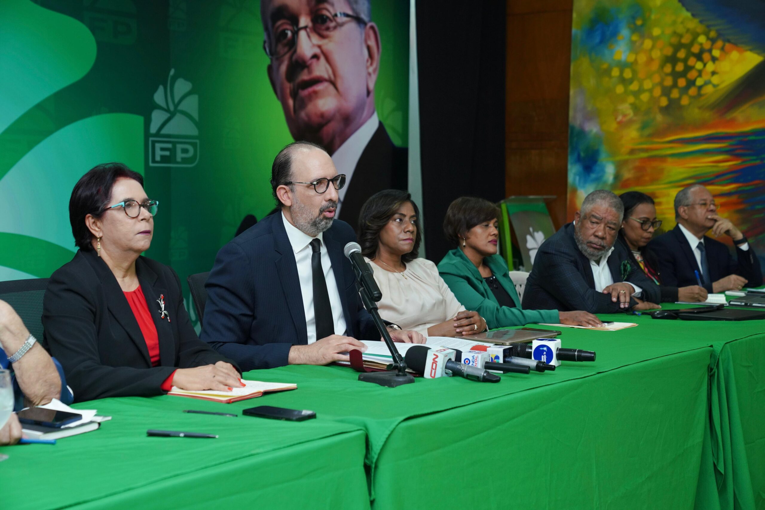 La Comisión Nacional Electoral (CNE) de la Fuerza del Pueblo informó que las elecciones internas celebradas este domingo 3 de agosto alcanzaron un 83.7 % de participación del padrón habilitado, compuesto exclusivamente por dirigentes del partido, lo que refleja un alto nivel de compromiso y movilización de la militancia.