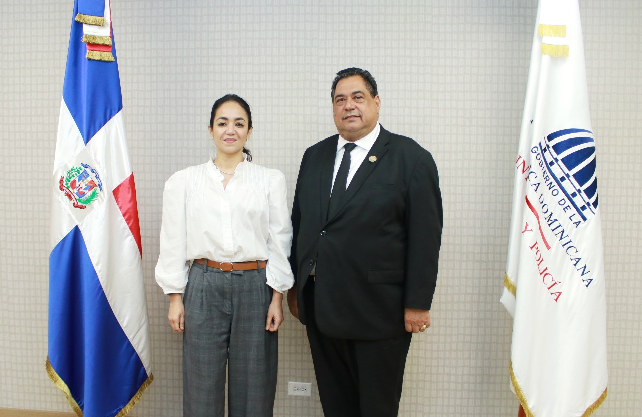 La ministra de Interior y Policía, Faride Raful, y el presidente del Colegio de Notarios, Jhon Richard Paniagua Feliz, luego del encuentro / Fuente externa