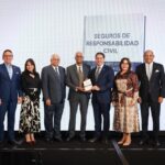 Fernando A. Ballista y Ernesto M. Izquierdo entregan libro a la directiva de Cadoar / Fuente externa