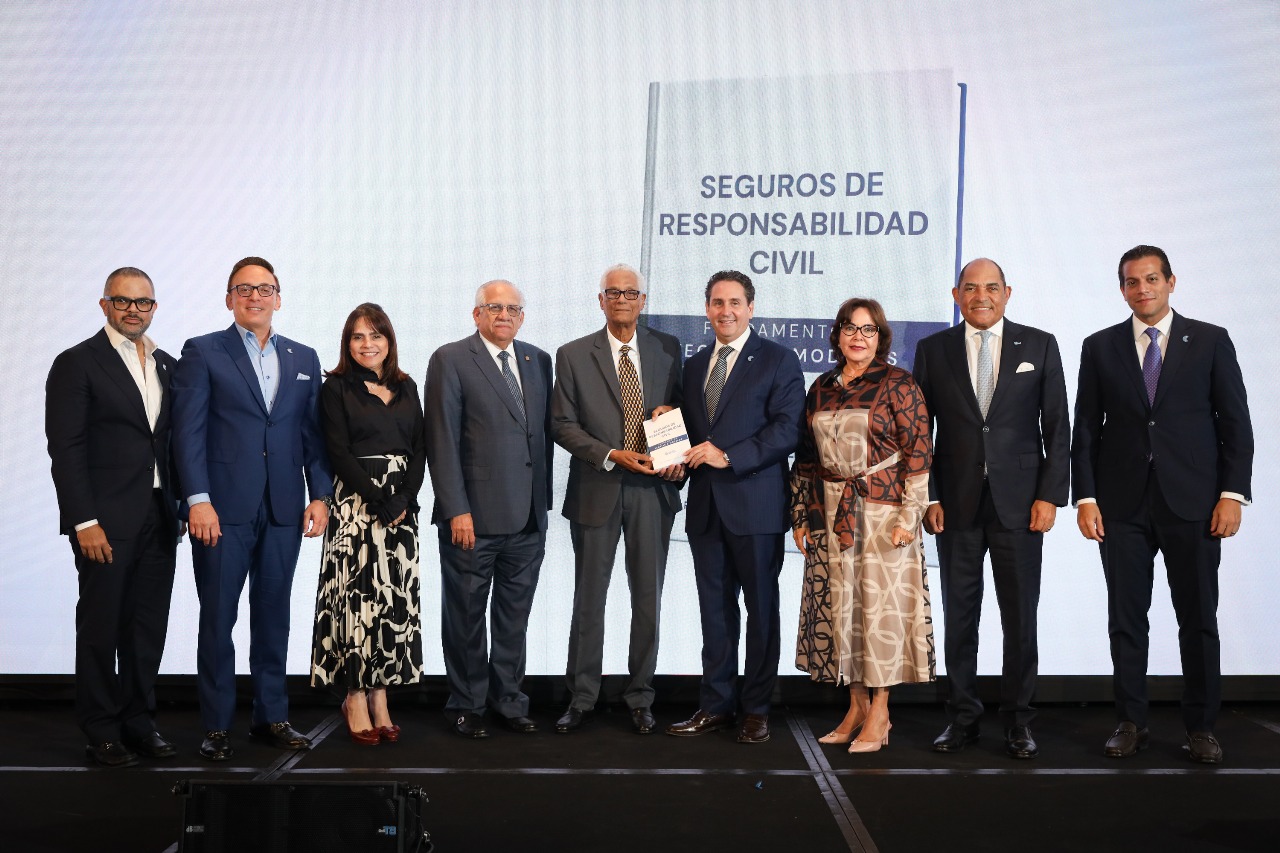 Fernando A. Ballista y Ernesto M. Izquierdo entregan libro a la directiva de Cadoar / Fuente externa