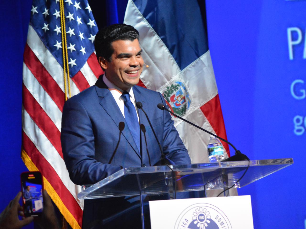 El director del Instituto Nacional de Agua Potable y Alcantarillado (Inapa) Wellington Arnaud fue invitado por el Banco Interamericano de Desarrollo (BID) para disertar en Washington, Estados Unidos, sobre los avances de la República Dominicana en materia de saneamiento y gestión transparente.