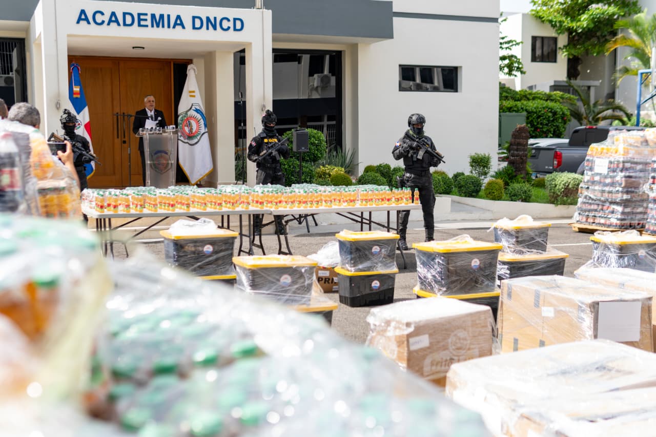 Las autoridades informaron la incautación de un cargamento de más de 46,000 botellas de cocaína líquida camufladas como jugos y gaseosas en el Puerto Multimodal Caucedo en Boca Chica. Una empresas exportadora está bajo investigación cuyo nombre no fue ofrecido.