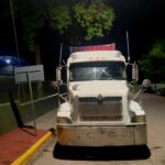 Detienen a dos dominicanos que escondían a un extranjero indocumentado dentro de patana en San Juan de la Maguana