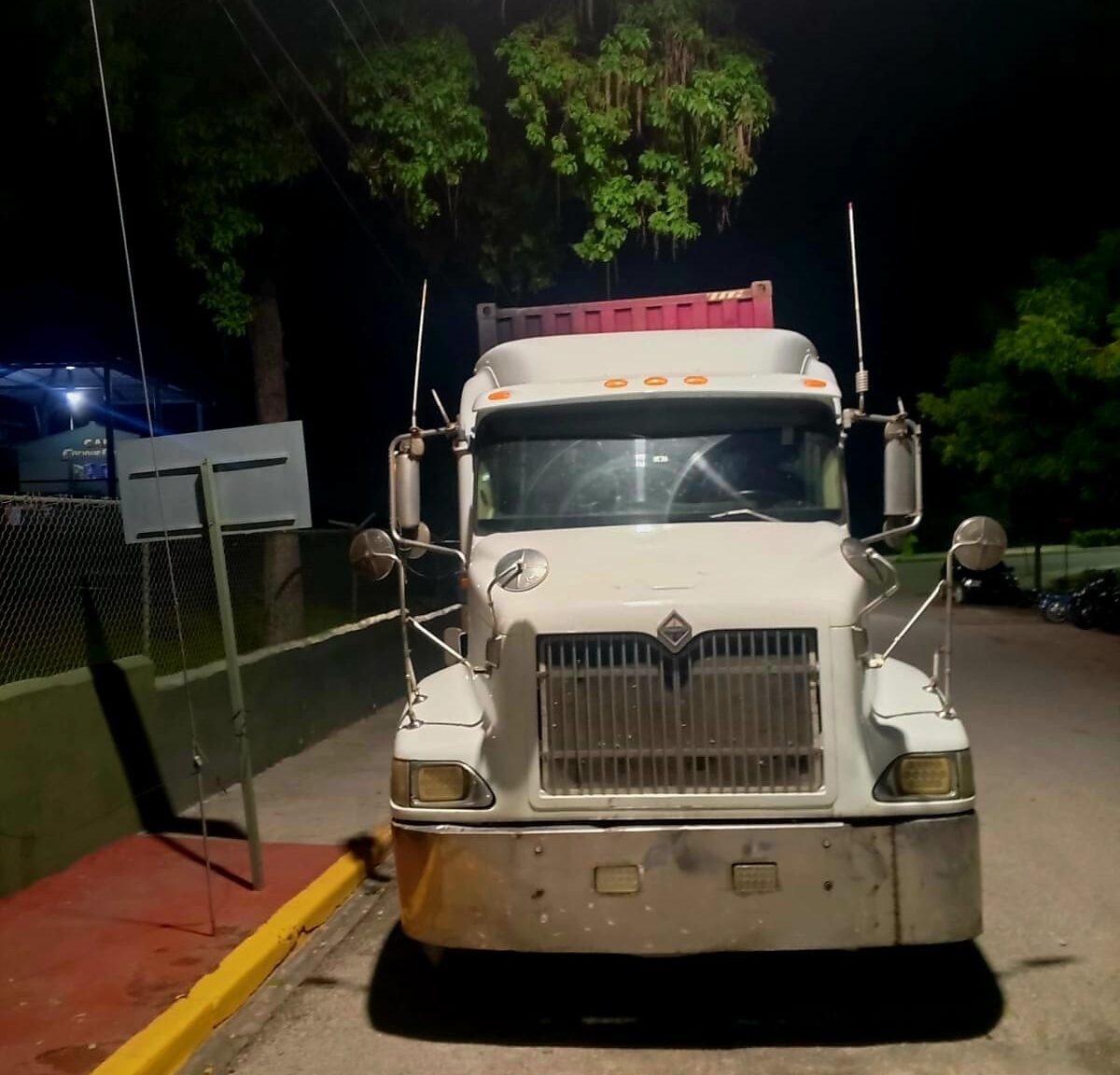 Detienen a dos dominicanos que escondían a un extranjero indocumentado dentro de patana en San Juan de la Maguana