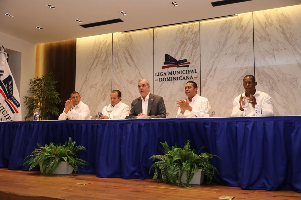 Gobierno anuncia inversión de RD$4,000 millones para aceras y contenes en todo el país