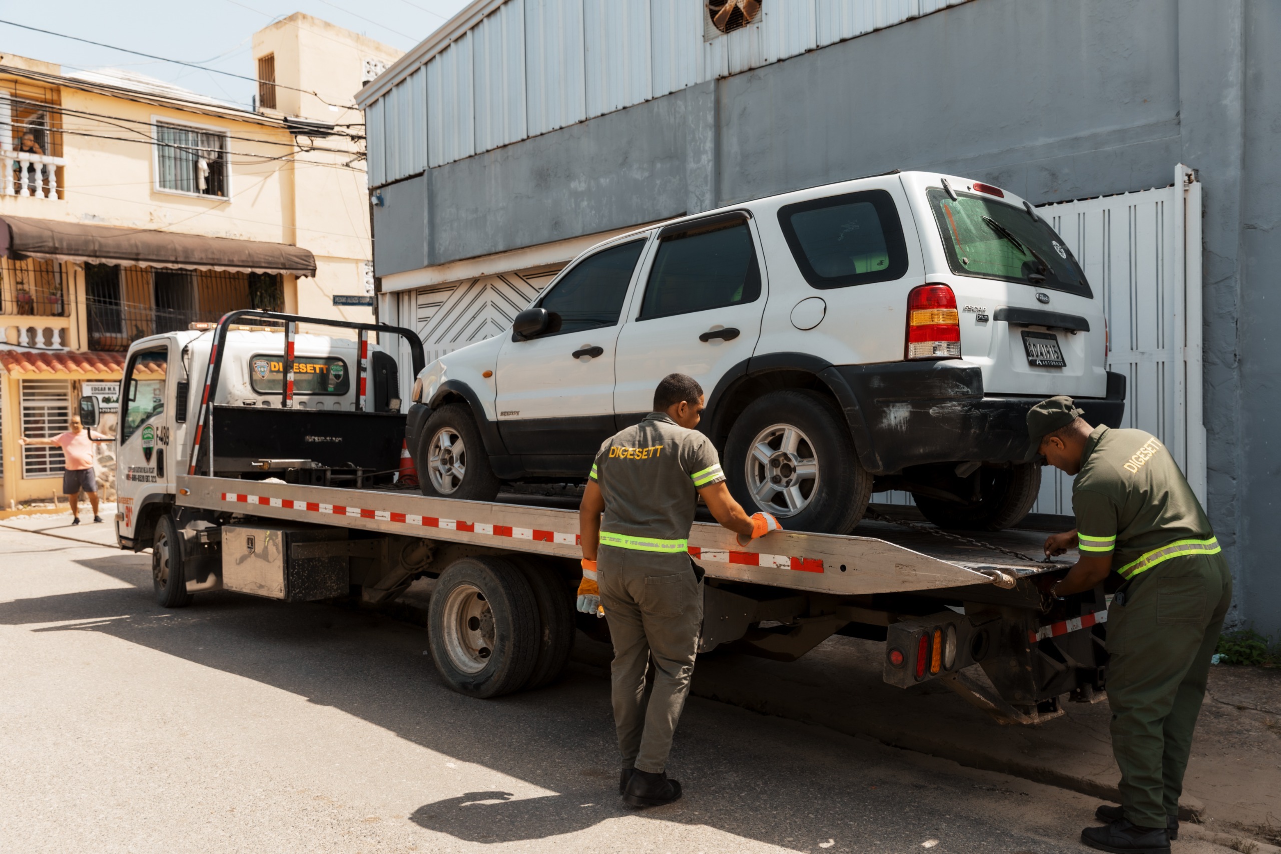 Autoridades retiran chatarras y vehículos mal estacionados en Ensanche Quisqueya