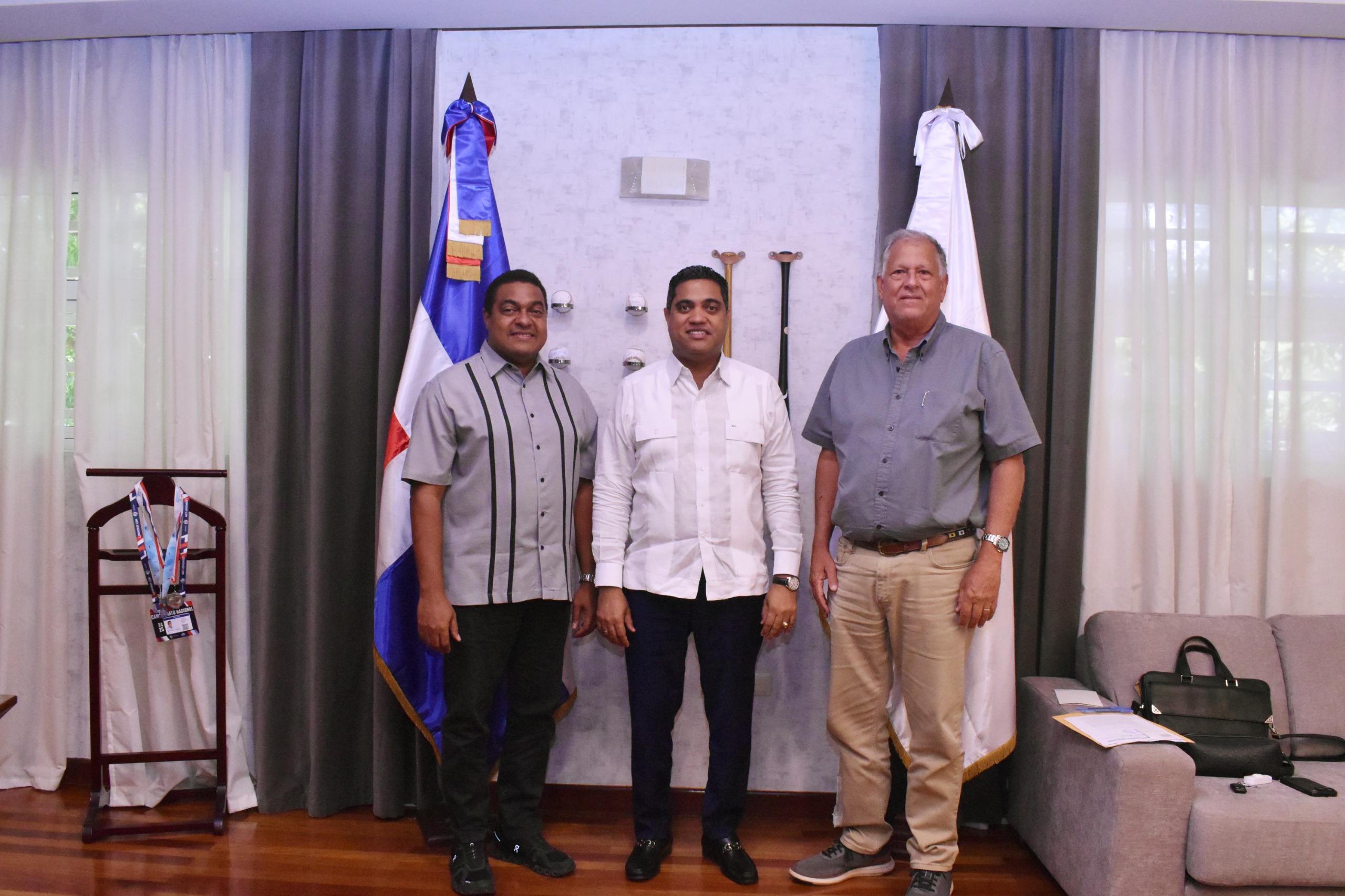 El ministro de Deportes, Kelvin Cruz, recibió a José P. Monegro y Juan Antonio García Smester.
