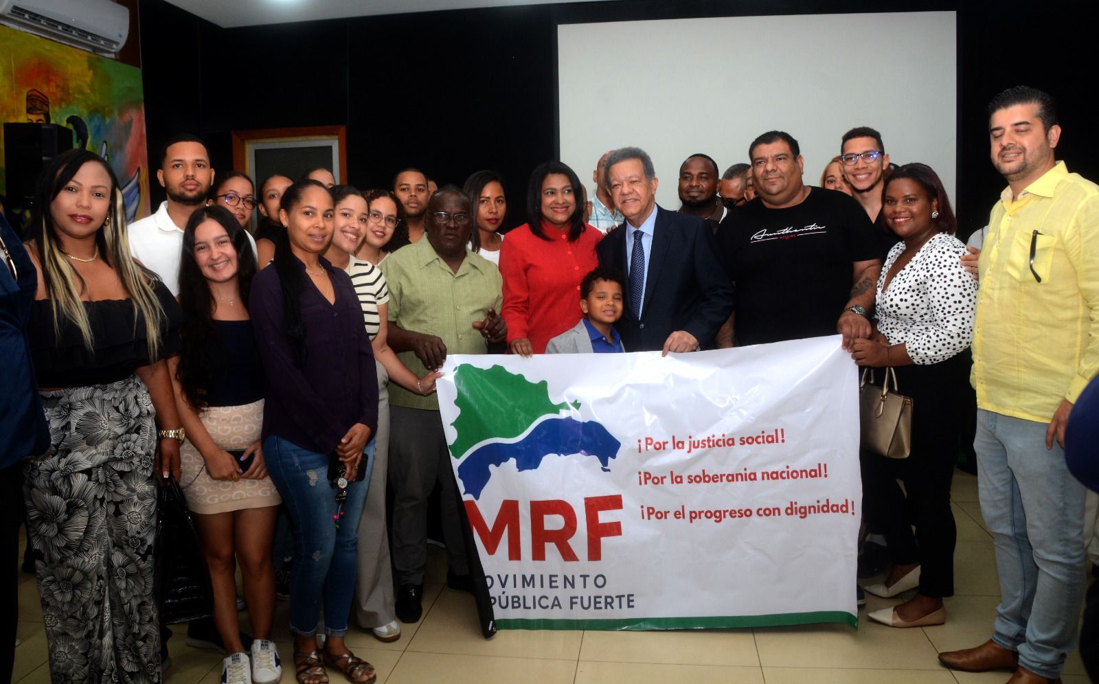 Crearán movimiento de apoyo a Leonel y la Fuerza del Pueblo
