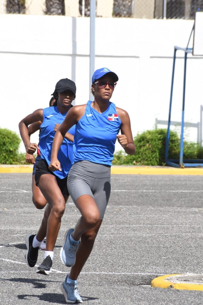 Naomi Madé, al frente, seguida de Isauri Rodríguez y la última es Brandy Benjamín.