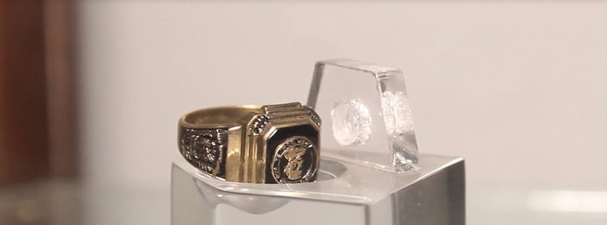 El otro anillo robado del museo que había sido entregado por varias universidades como tributo póstumo a Duarte, por el otorgamiento de un título honoris causa