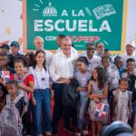 Presidente Luis Abinader junto a varios estudiantes / Fuente externa
