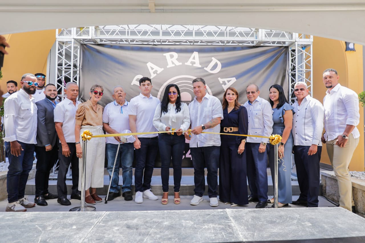 Bartolo Colón y su esposa Paula Vargas encabezan corte de cinta de la renovada Parada El Túnel, en Puerto Plata.