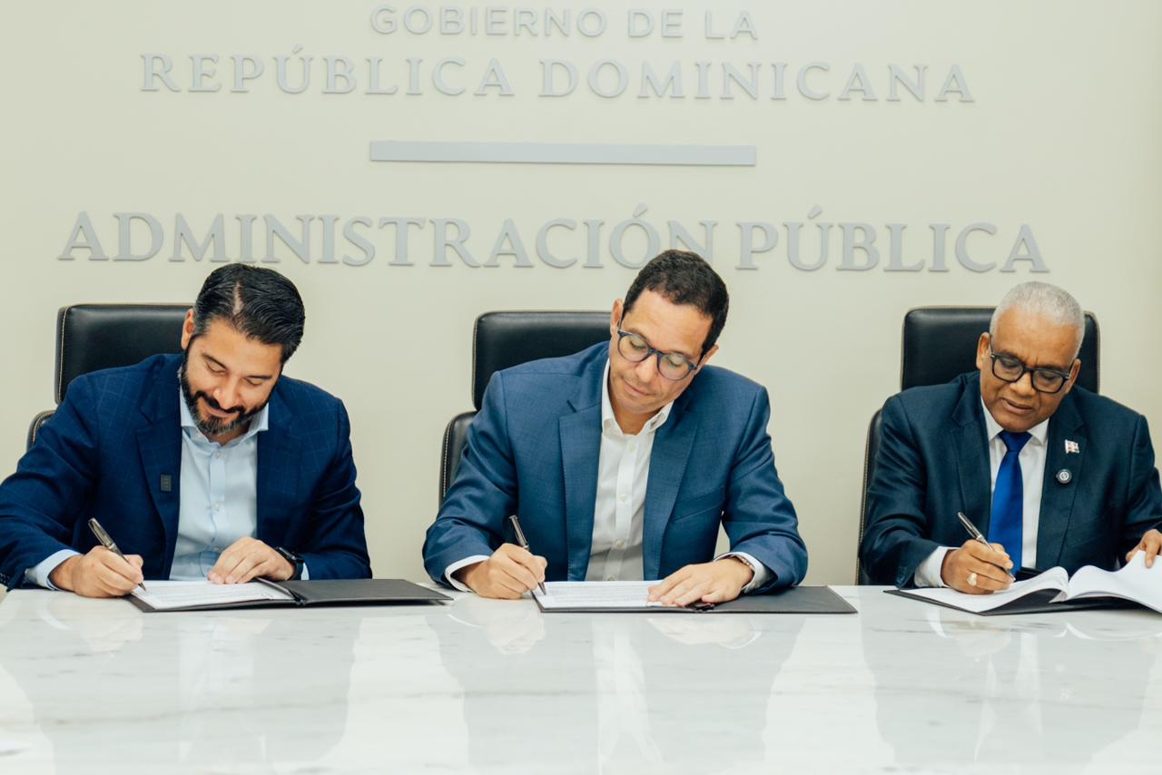 Ministro de Administración Pública, Sigmund Freund; por el superintendente de Pensiones, Francisco Torres Díaz; y el director general de la DGJP, Juan Rosa