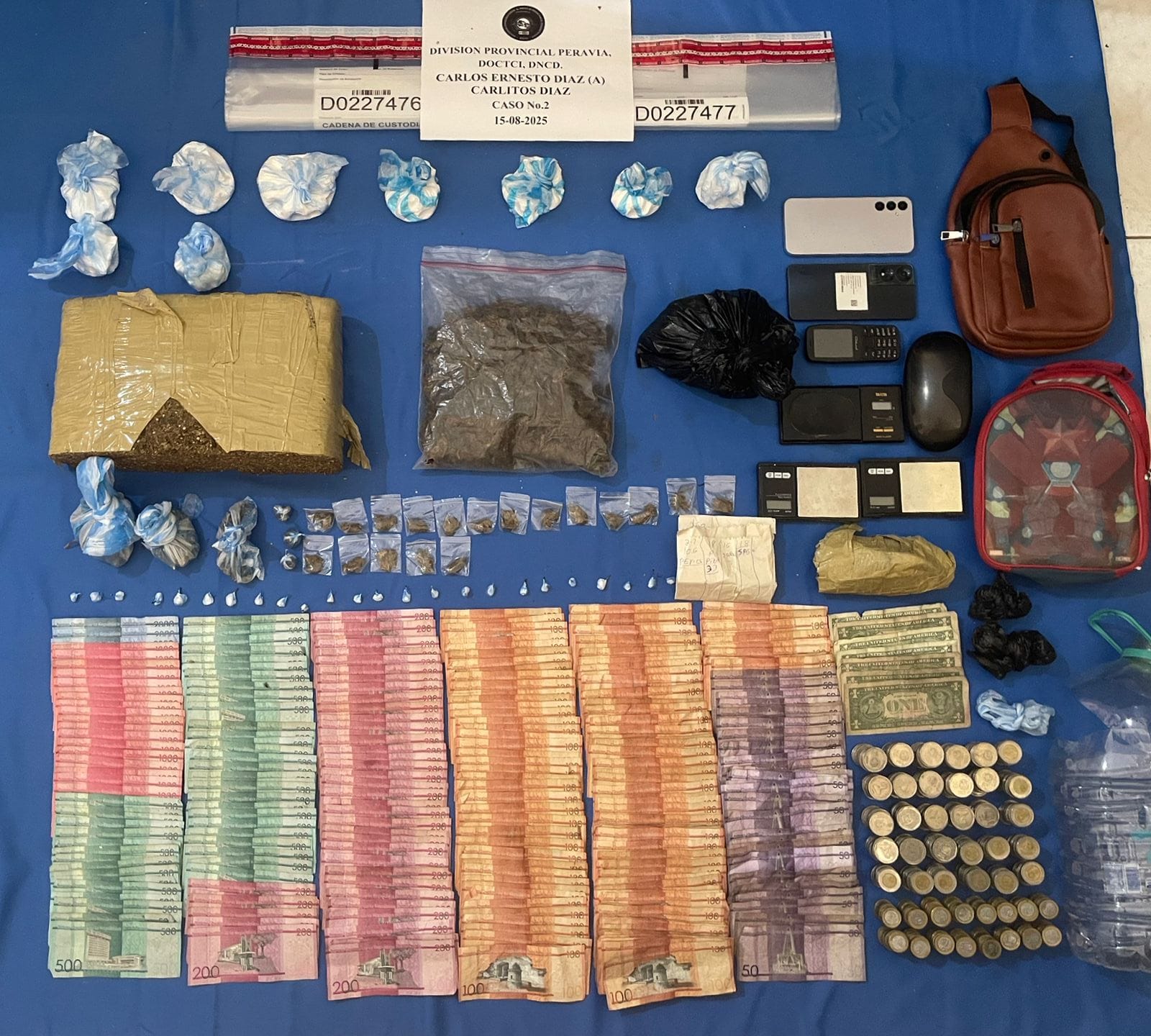 Detienen a dos hombres en Baní vinculados a red de microtráfico; le ocupan más de 4, 400 gramos y un fúsil