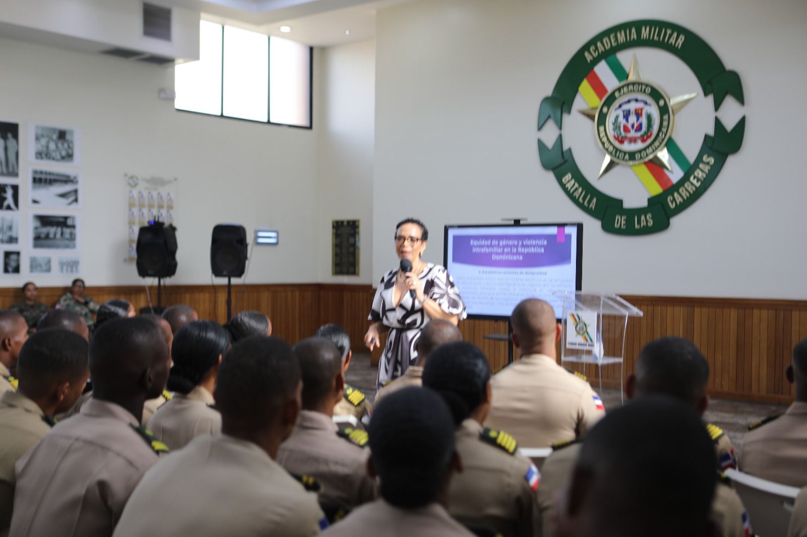 La médico psiquiatra Alexandra Hichiez comparte con cadetes de la Academia Militar Batalla de las Carreras durante la charla sobre equidad de género y violencia intrafamiliar