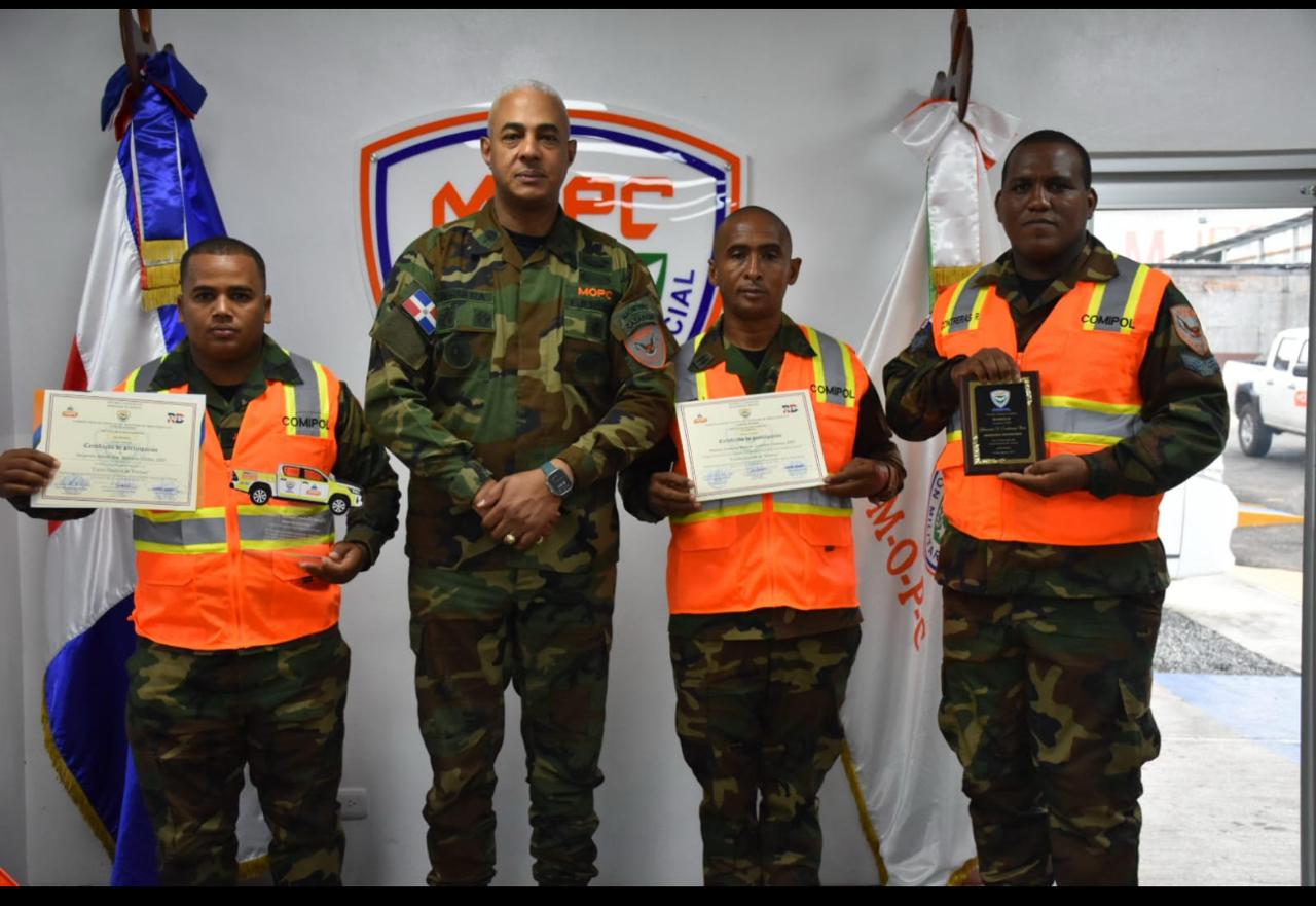 Los certificados fueron entregados por el director de la Comipol, coronel Luis Rafael Herrera Almonte, ERD