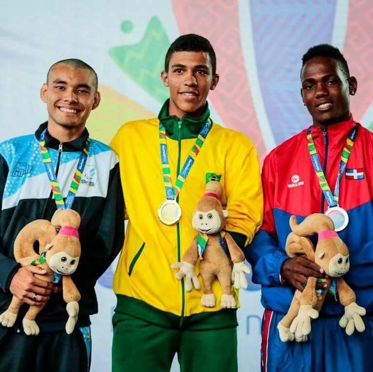 Cristian Mejía, selección dominicana paralímpica en Atletismo en 100 y 400 metros.