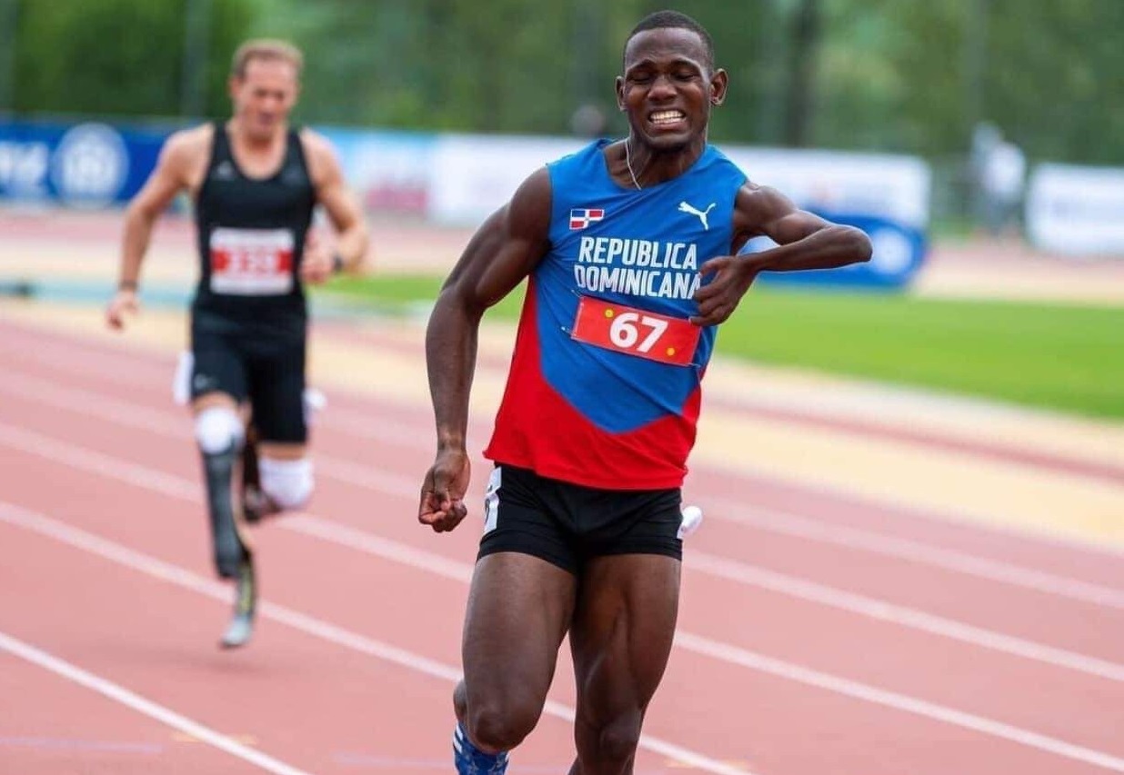 Cristian Mejía, selección dominicana paralímpica en Atletismo en 100 y 400 metros.