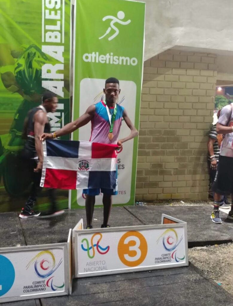 Cristian Mejía, selección dominicana paralímpica en Atletismo en 100 y 400 metros.