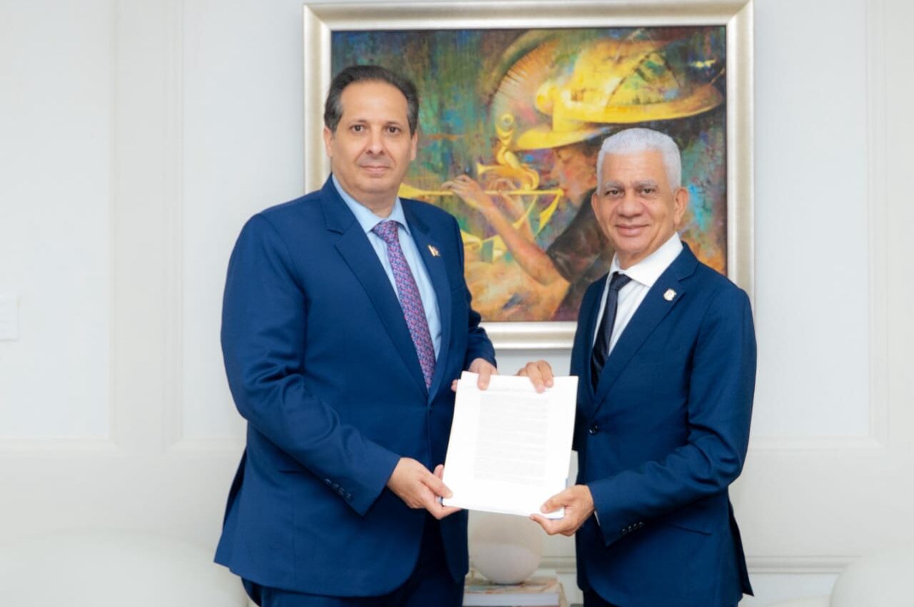 Ministro de Salud Víctor Atallah, entrega la propuesta a presidente del Senado de la República, Ricardo de los Santos