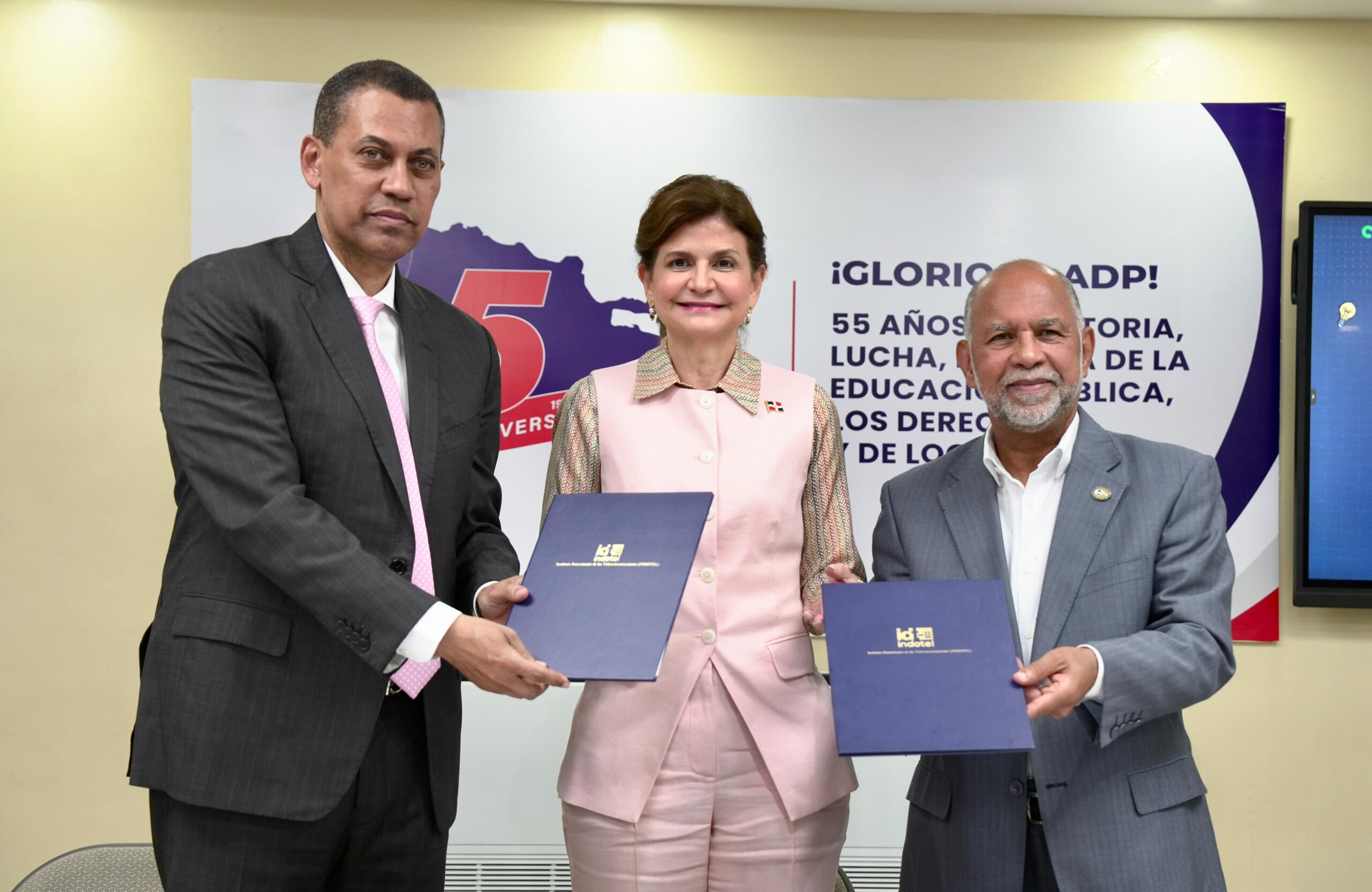 Indotel y ADP becas.