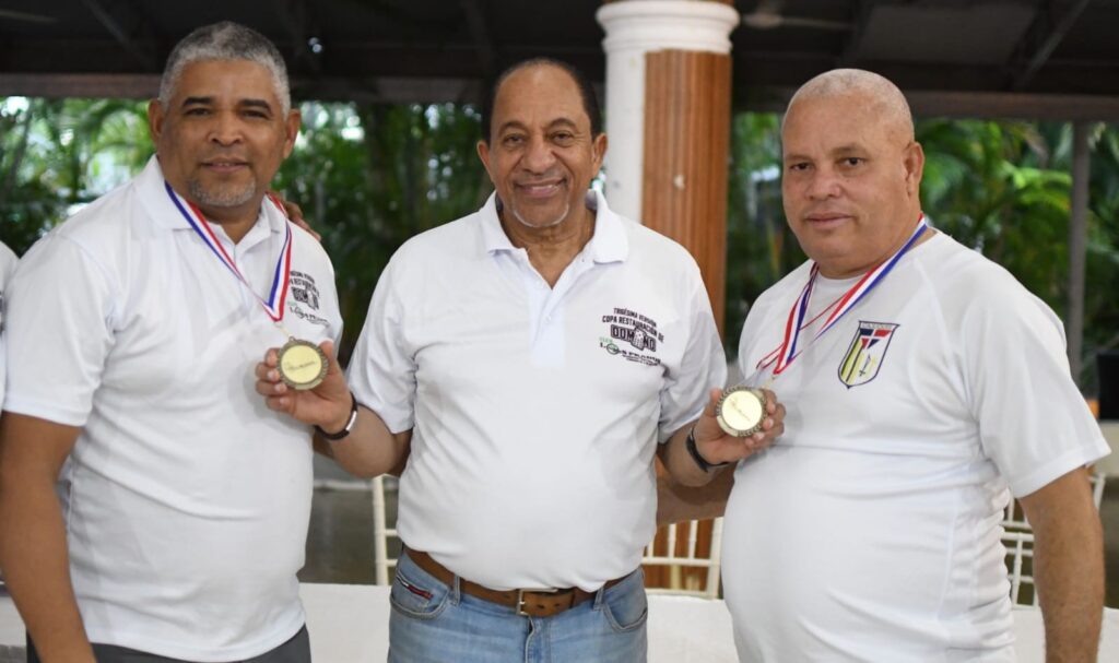Jorge Ramírez, presidente del club Los Prados, entrega las medallas a los seleccionados Jugadores Más Valioso, Luis Rieca y Pedro Pablo Rosario.
