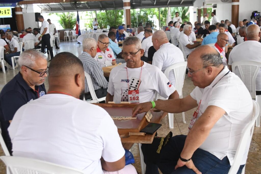 Varios de los jugadores participantes en la XXX Copa Restauración de Dominó del club Los Prados.