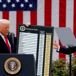 Imagen de archivo: El presidente de Estados Unidos, Donald Trump, sostiene un gráfico con los aranceles "recíprocos" en un discurso en el Jardín de las Rosas de la Casa Blanca el 2 de abril de 2025 (REUTERS)