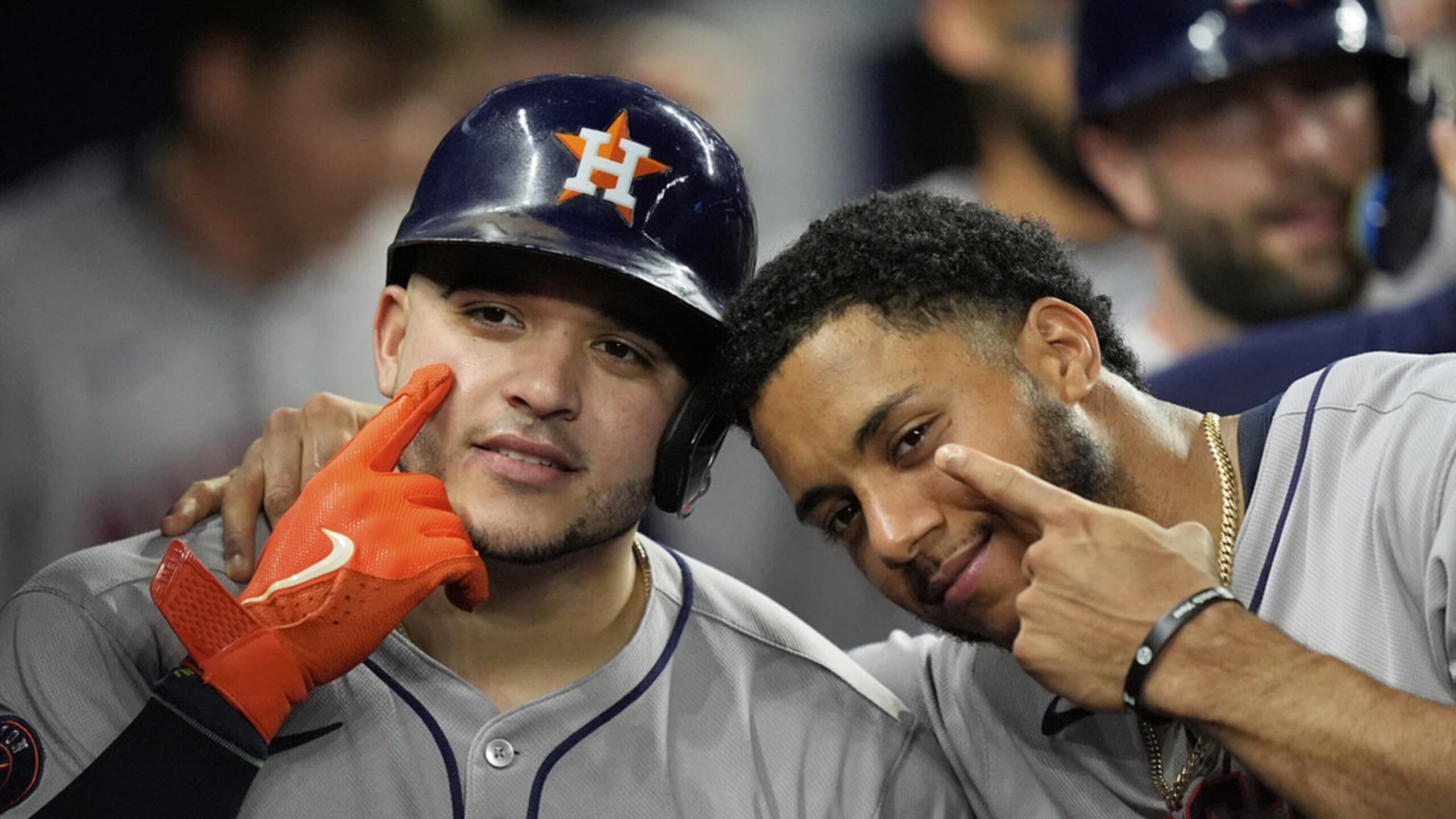Los dominicanos Yainer Díaz y Jeremy Peña de los Astros de Houston celebran el batazo de cuatro esquinas del receptor en la quinta entrada con dos compañeros a bordo.
