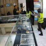 La Policía persigue a ocho personas señaladas por cometer un asalto a mano armada en una joyería ubicada en la avenida España de la provincia La Altagracia.
