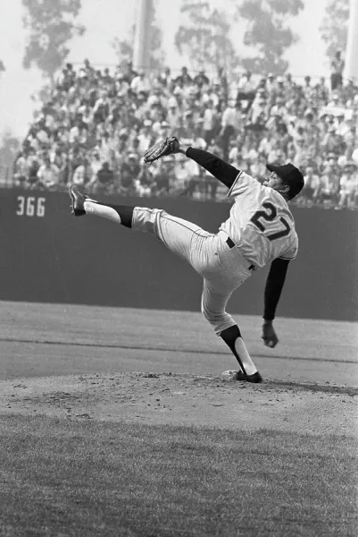 Juan Marichal lanzando en el Juego de Estrellas de 1967 en Anaheim.
