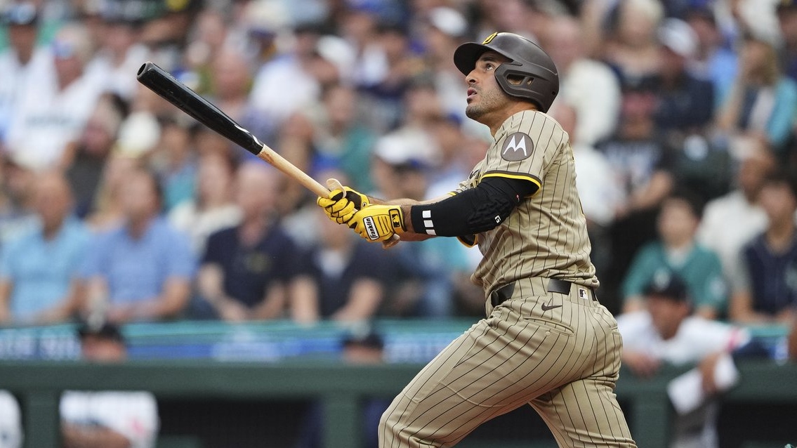 Ramón Laureano al momento de conectar jonrón 21, un batazo con bases llenas en el primer episodio, clave para la victoria de los Padres.