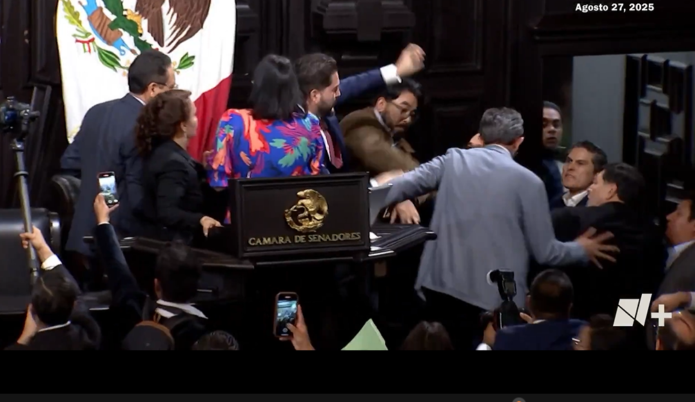 Pelea congreso mexicano