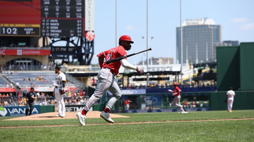 Miguel Andújar al momento de conectar su primer jonrón con los Rojos de Cincinnati.