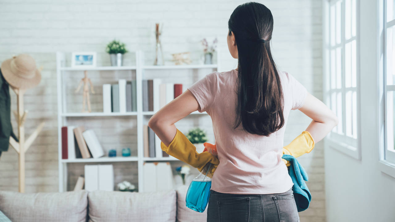 En qué horario se debe limpiar la casa para atraer buena energía