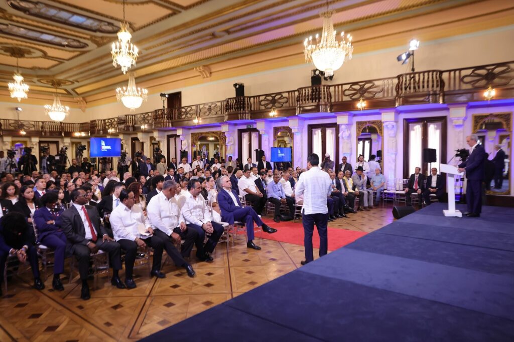 Ministro de Deportes Kelvin Cruz se dirige a los presentes que asistieron a La Semanal con el Presidente Luis Abinader.