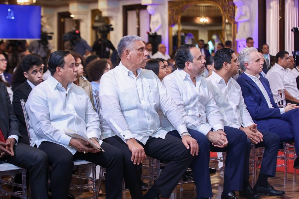 Ministros de Educación y Deportes escuchan las palabras del Presidente Luis Abinader. Junto a ellos el director de Inefi Alberto Rodríguez; el cónsul dominicano en Nueva York, Jesús Vásquez y el subdirector del Inefi Elvys Duarte.