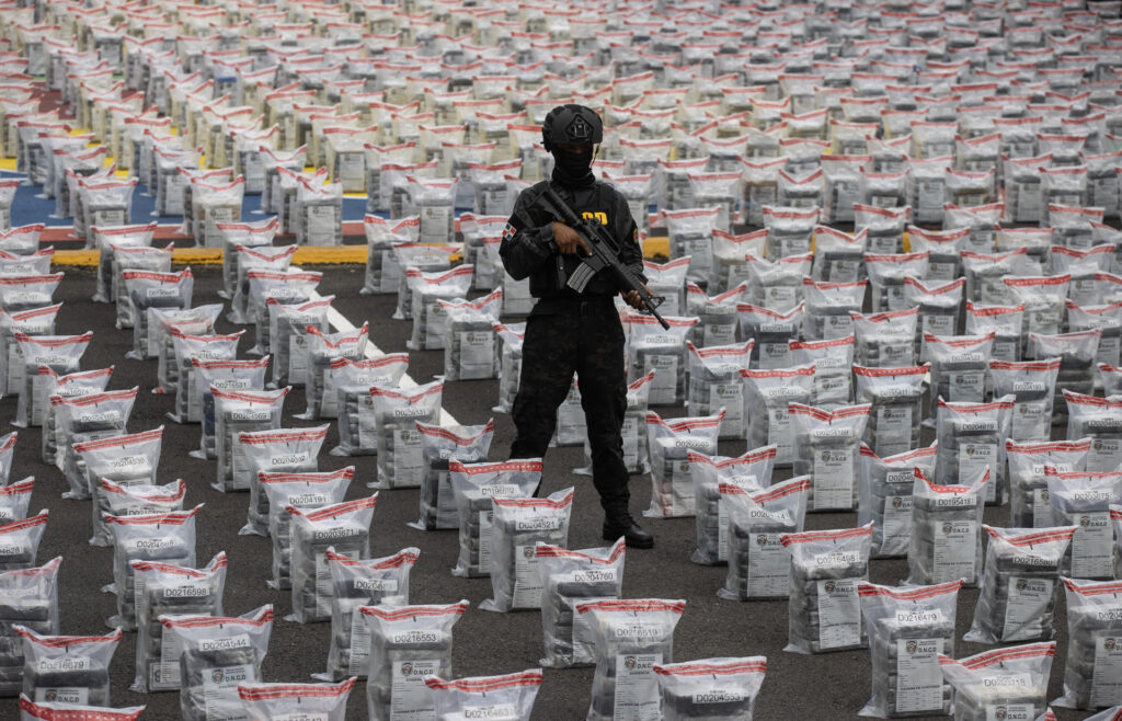 Un agente de la Dirección Nacional de Control de Drogas (DNCD), resguarda un cargamento de 9.588 kilos de droga (9,5 toneladas), este viernes en Santo Domingo (República Dominicana). EFE/Orlando Barría
