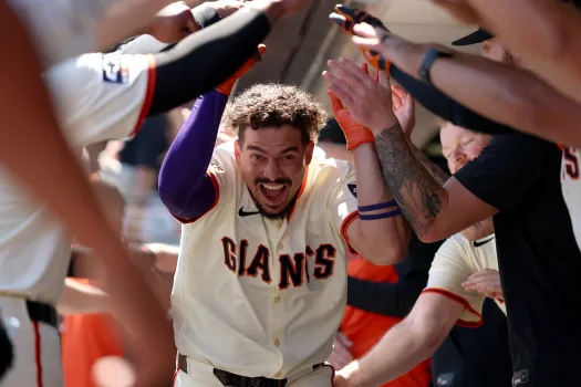 Willy Adames es recibido en el dugout luego de jonrón.