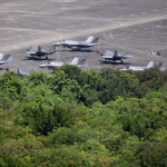 Aviones de combate F-35 del Cuerpo de Marines de EE. UU. están estacionados en la pista de la antigua base militar de Roosevelt Roads en Ceiba, Puerto Rico