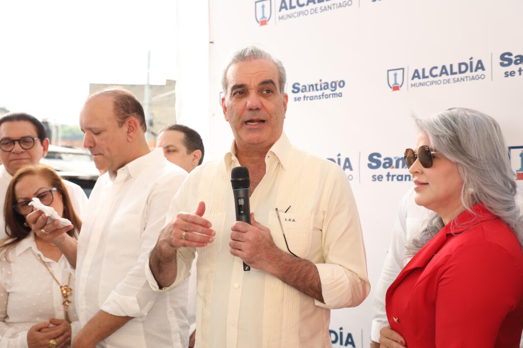 El presidente Luis Abinader se dirige a los presentes en el acto celebrado en el ayuntamiento de Santiago, el 28 de septiembre del 2025. 